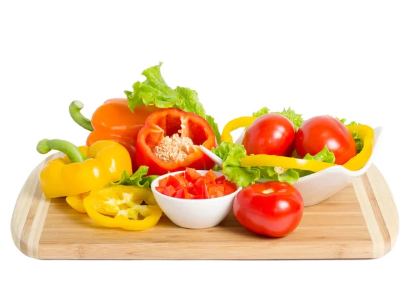 Pimentos e tomates de sino no tabuleiro de bambu — Fotografia de Stock