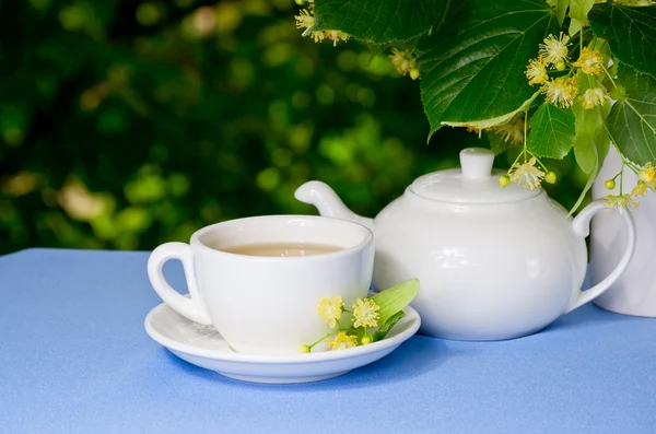 Breakfast outdoors with linden tea — Stock Photo, Image