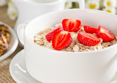 çilek ile yulaf ezmesi