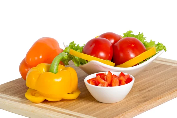 Pimentos e tomates de sino no tabuleiro de bambu — Fotografia de Stock