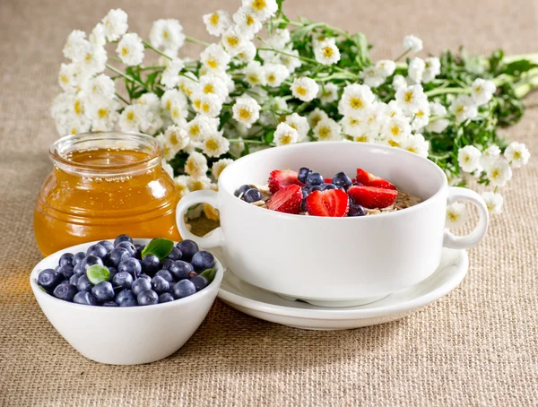 Oatmeal with strawberries and blueberries — Stock Photo, Image