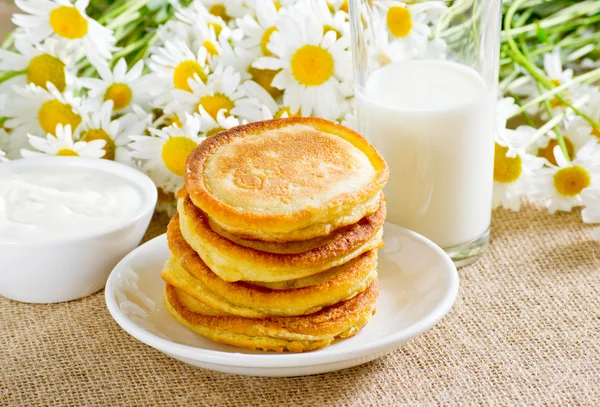 Hausgemachte Pfannkuchen mit saurer Sahne und Milch — Stockfoto