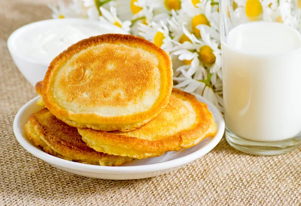 Hausgemachte Pfannkuchen mit saurer Sahne und Milch — Stockfoto