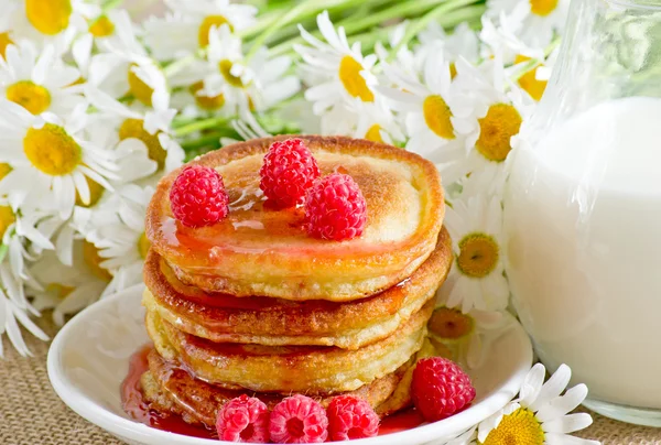 Huisgemaakte pannenkoeken met frambozenjam en melk — Stockfoto