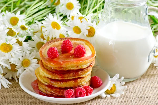 Homemade pancakes with raspberry jam and milk — Stock Photo, Image