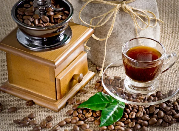 커피 잔 과 커피 밀 — 스톡 사진