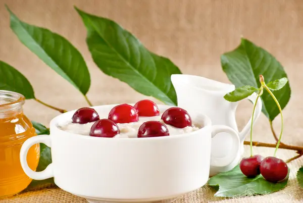 Oatmeal with cherry — Stock Photo, Image