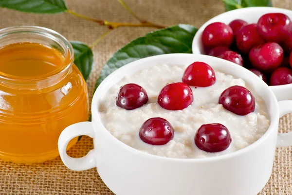 Oatmeal with cherry — Stock Photo, Image