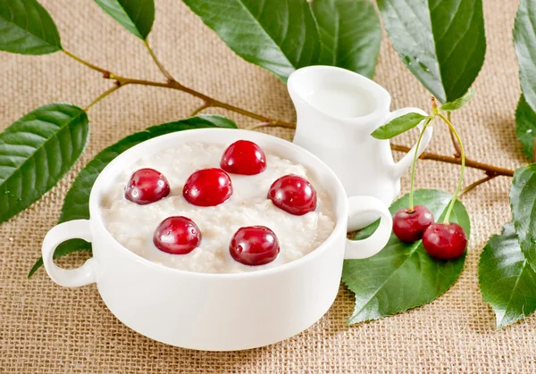 Oatmeal with cherry — Stock Photo, Image