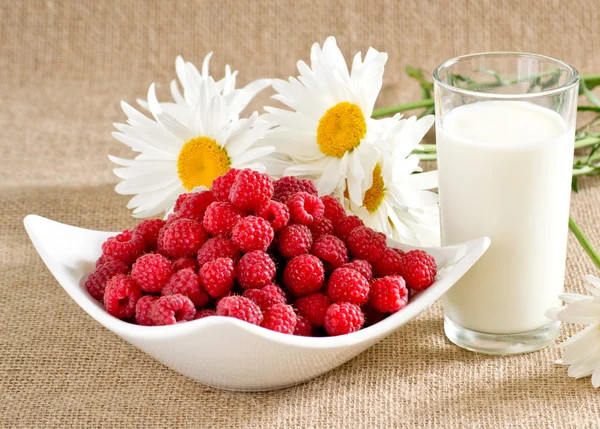 Raspberry on the plate and milk — Stock Photo, Image