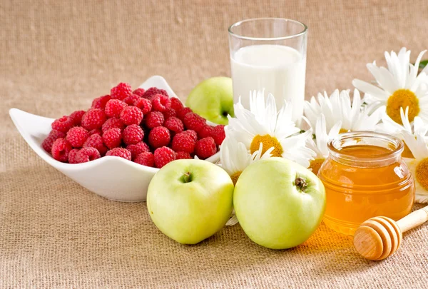 Honey with apples, raspberries and milk — Stock Photo, Image