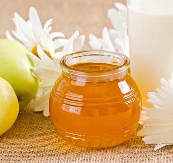 Miel con manzanas y leche —  Fotos de Stock