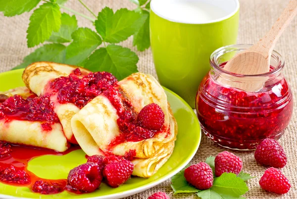 Ahududu reçeli ve süt ile ev yapımı kek