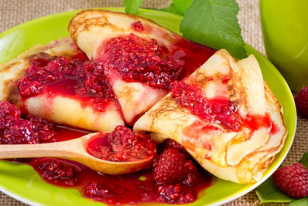 Homemade pancakes with raspberry jam — Stock Photo, Image