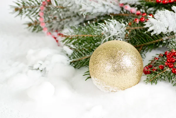 Fond de Noël avec boule brillante sur la branche de neige et sapin — Photo