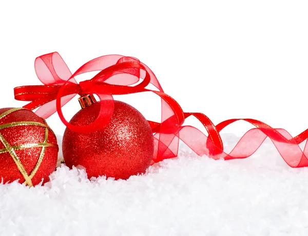 Glänzende rote Weihnachtskugel mit Schleife — Stockfoto
