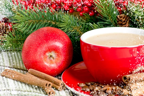 Kawa kubek i czerwone jabłko na tle świerk — Zdjęcie stockowe