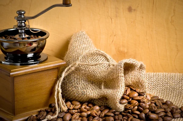 Kaffeekörner auf Sacktuch — Stockfoto