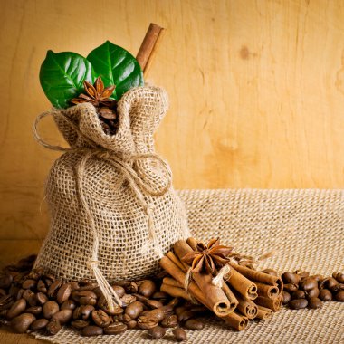 Baharat ile kahve taneleri
