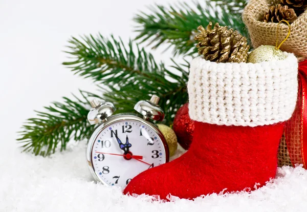Weihnachtsmann-Stiefel und Uhr im Schnee — Stockfoto