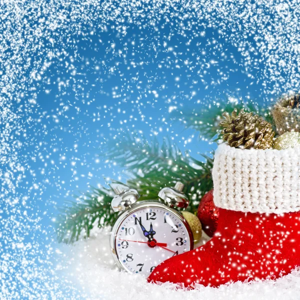 Stivale e orologio di Babbo Natale sulla neve — Foto Stock