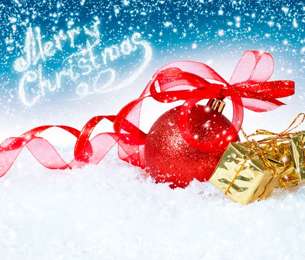 Cartão de Natal com bola vermelha — Fotografia de Stock