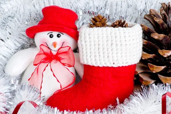 Kerstmis samenstelling met sneeuwpop en santa's boot — Stockfoto