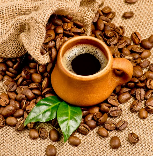 Сoffee beans and clay cup — Stock Photo, Image