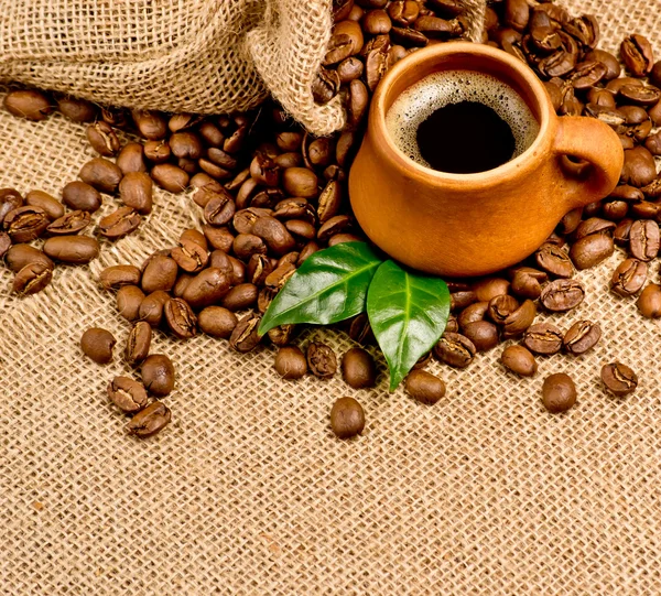 Сoffee beans and clay cup — Stock Photo, Image