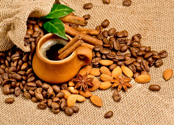 Сoffee beans and clay cup — Stock Photo, Image