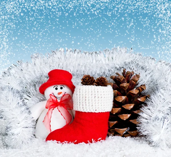 Weihnachtskomposition mit lächelndem Schneemann — Stockfoto