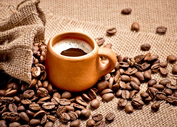 Chicchi di caffè e tazza di argilla — Foto Stock