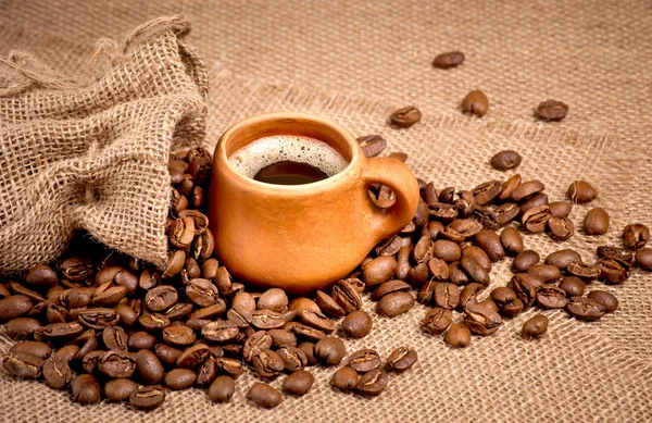 Grains de café et tasse d'argile — Photo