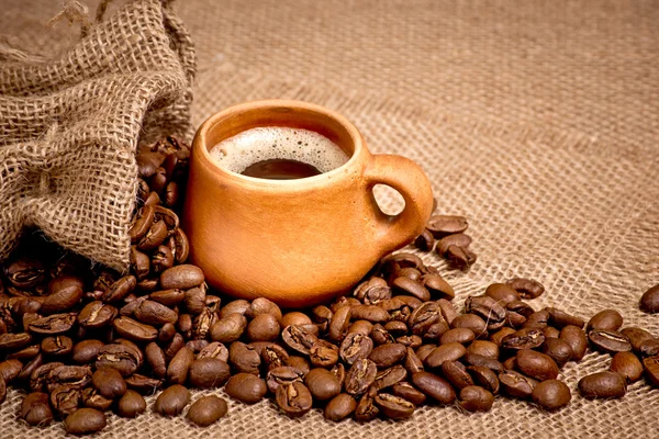 커피 원두와 클레이 컵 — 스톡 사진