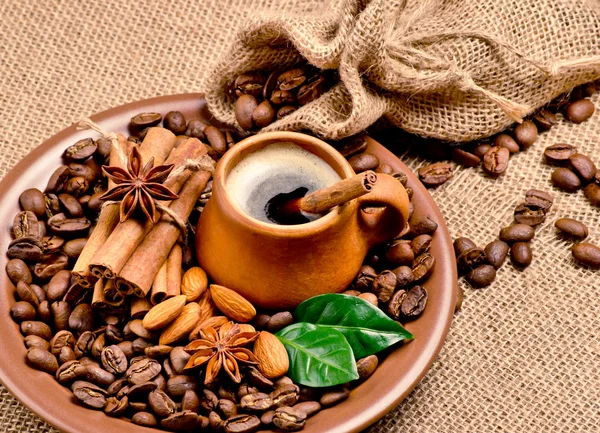 Kaffeebohnen und Tasse aus Ton — Stockfoto
