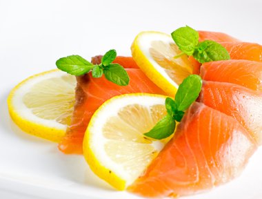 Tuzlanmış somon dilimlenmiş