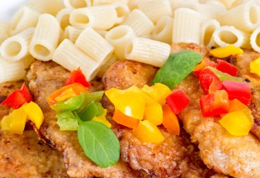 domuz pirzolası tatlı biber ve makarna ile  