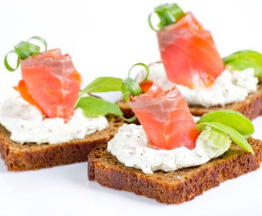 Tuzlanmış somon çavdar ekmeği ile dilimlenmiş  