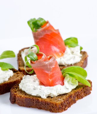 Tuzlanmış somon çavdar ekmeği ile dilimlenmiş  