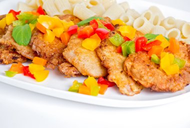 domuz pirzolası tatlı biber ve makarna ile  