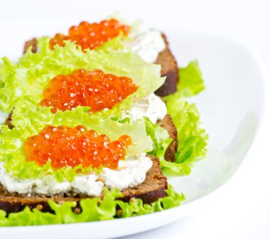 Kırmızı havyar ile sandviç