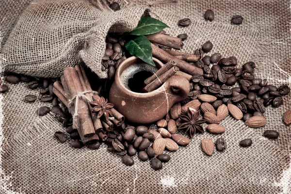 Kaffeebohnen und Tasse aus Ton. — Stockfoto