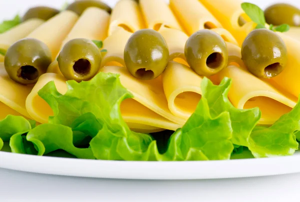 Сыр с салатом и оливками — стоковое фото