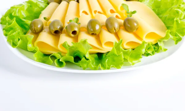 Сыр с салатом и оливками — стоковое фото