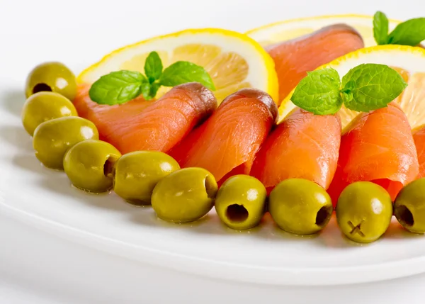 Salmón servido con limón y oliva —  Fotos de Stock