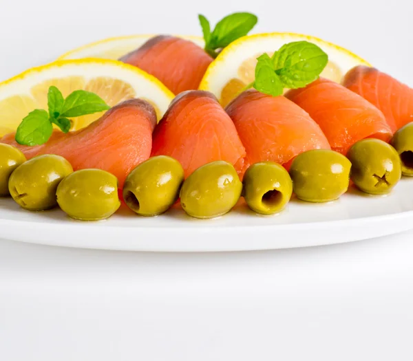 Salmón servido con limón y oliva —  Fotos de Stock