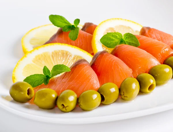 Salmón servido con limón y oliva —  Fotos de Stock