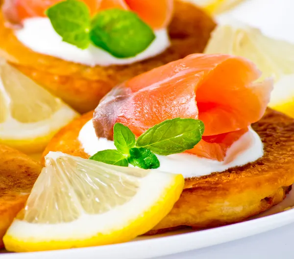 Lachs in Scheiben serviert mit Pfannkuchen — Stockfoto