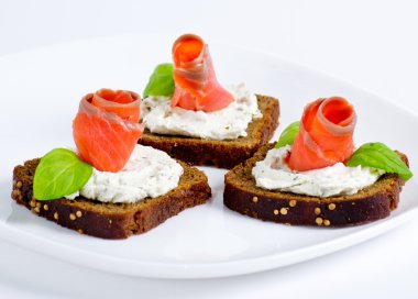 Tuzlanmış somon çavdar ekmeği ile dilimlenmiş  