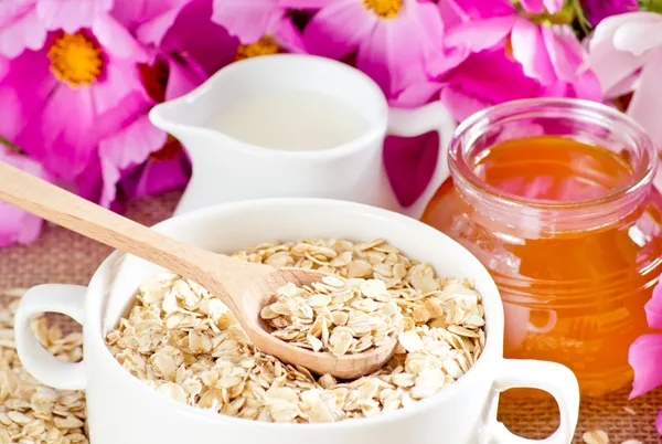 Harina de avena, miel, leche y flores — Foto de Stock